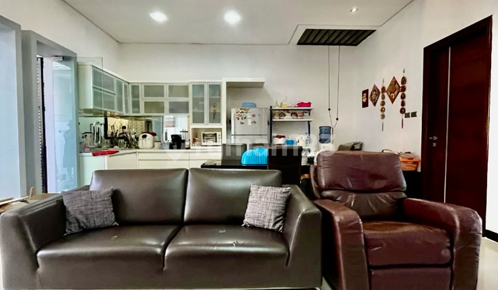 Dijual Rumah Darmo Permai Timur 1 LT Semi Furnish Dekat Pakuwon Mall 2