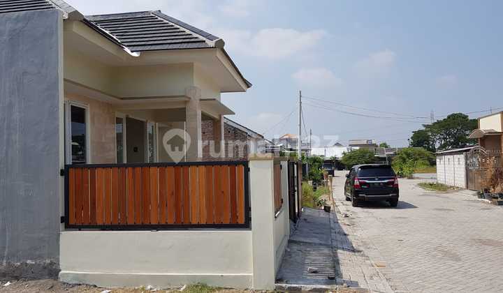 Ready-to-Live House in Benowo Near North Citraland 2