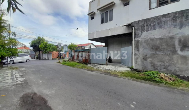 3-Story Shop House Hook Position in Muding Indah Kerobokan Street 2