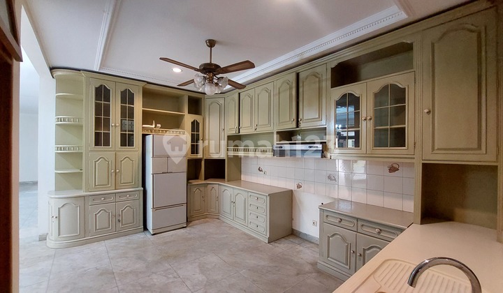 Siap Huni! Rumah Mansion Mewah dengan Kolam Renang di Menteng - Lokasi Strategis 2