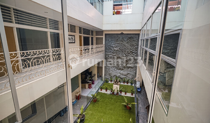 Prime Area! Exclusive Home Rarely For Sale in the Heart of Menteng - Only 5 Minutes to Plaza Indonesia 2