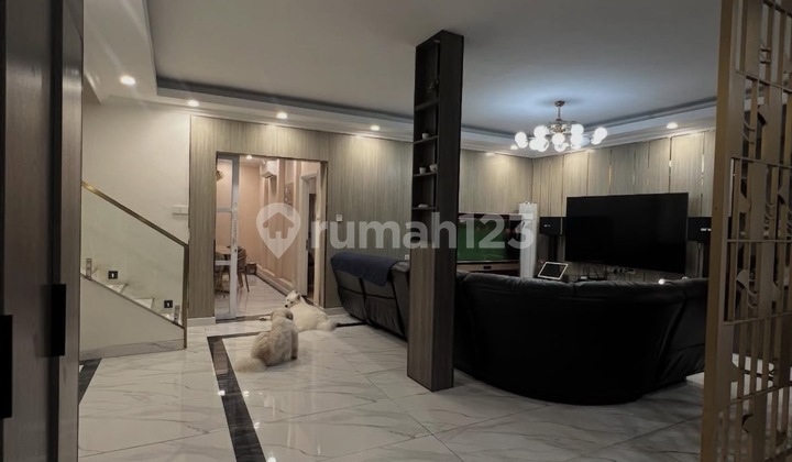 Rumah 2Lt,Lt 200M2, Puri Mansion di Jual