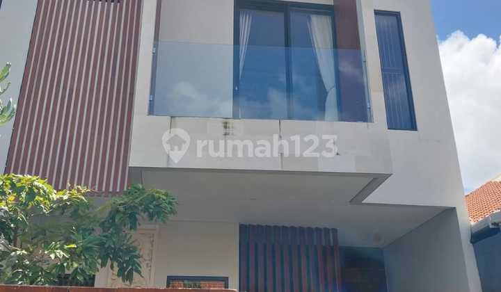 Siap Huni, Rumah, 2 Lantai, SHM, di Renon