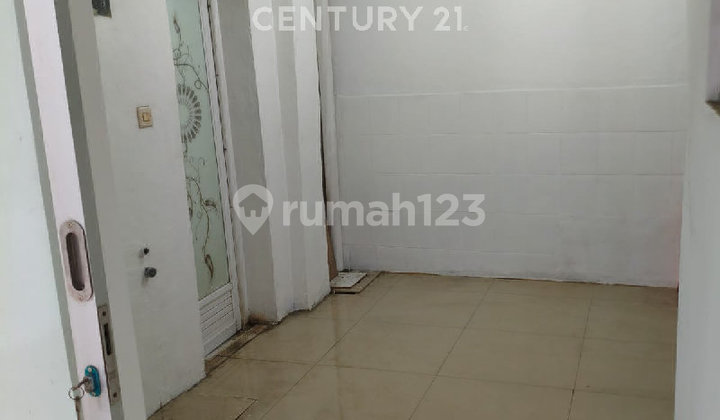 Ruko with a Very Strategic Location on the Side of Prince Cakrabuana Road 2