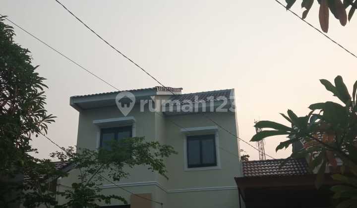 Dijual rumah bagus 2 lantai siap huni baru renovasi di Harapan Mulya cluster Alamanda Tarumajaya Bekasi