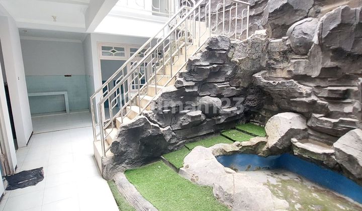 House in the Sulfat Main Road Residential Area