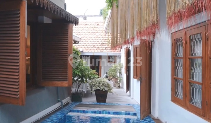 Bali Style Sanctuary House in Downtown Surabaya, Rumah Mewah, Tenang dan Nyaman dengan Paviliun dan Kolam, Lokasi Strategis Tengah Kota, Daerah Raya Darmo  2