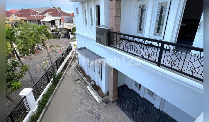   Rumah Baru Full Renovasi MULYOSARI PRIMA, Lokasi Strategis, dengan Parkiran Luas 6 mobil, Genset, dan Jacuzzi.  (bisa akses masuk dari jalan Mulyosari Mas)