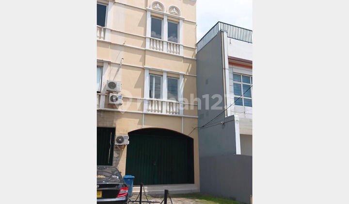 Disewakan Ruko 3 Lantai Strategis Pinggir Jalan Utama Pekayon