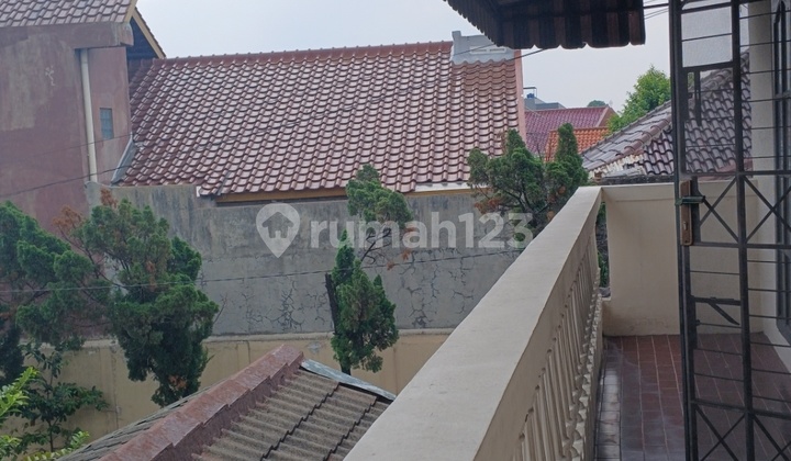 Rumah dengan Halaman Luas di Jatiwaringin 2