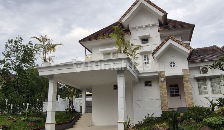 Two-Story Hook House Ready in England Cluster, Sir.