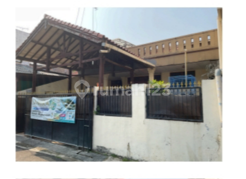 House for Sale, Prime Location Near Train Station