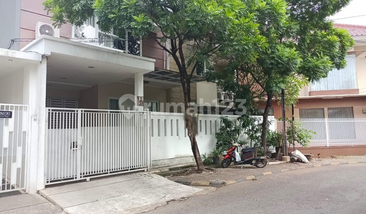 2-Story House in Bintaro Sector 5 Near Pondok Ranji Station and Toll Gate, Ready to Occupy 1