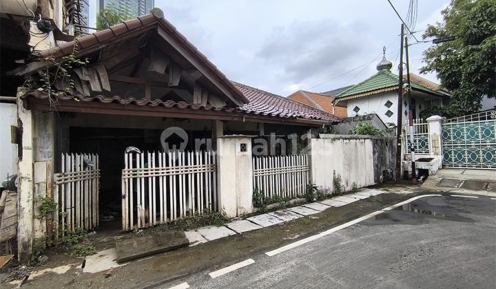 Rumah Tua Hitung Tanah Lokasi Belakang Gedung Gudang Garam Cocok untuk Usaha Rumah Kost