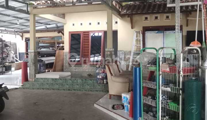 Rumah dengan 2 Tempat Usaha Passive Income di Mijen 1