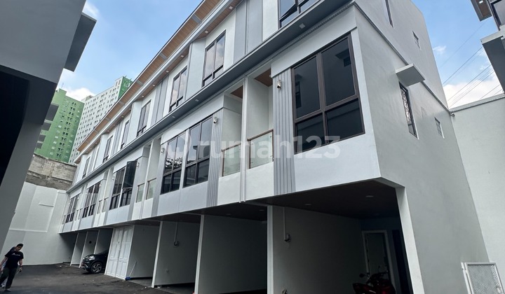 Rumah 2 Lantai Carport 2 Mobil Di Karanganyar Dekat Rs Husada