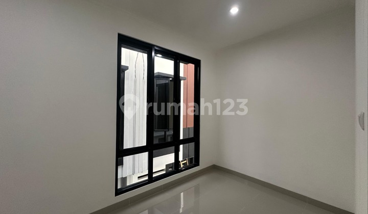Rumah Ekonomis 2 Lantai 2 Kamar Akses Motor di Mangga Dua Selatan