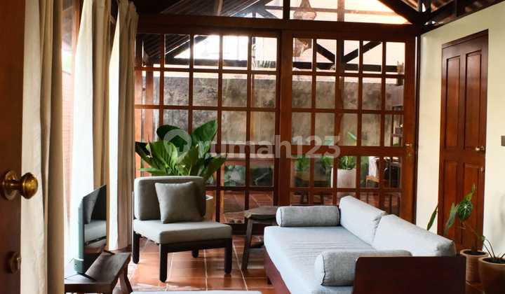 Exclusive Aesthetic Villa 2 Br Fully Furnished & Full Service - 4 Minutes to Seseh, Munggu Beach