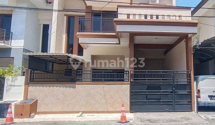 Disewakan Rumah 2 Lantai. Lebak Indah Regency