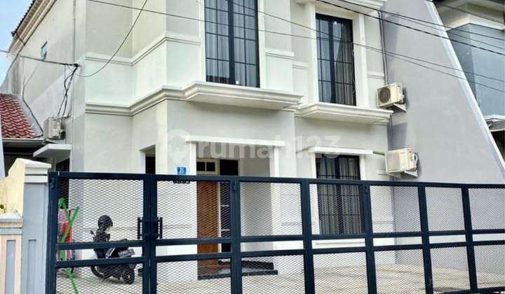 Active Boarding House 2-story American style building in Dharmahusada Area
