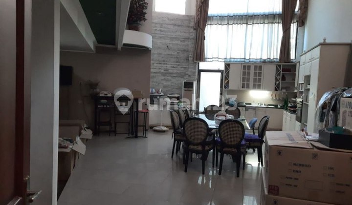 LARGE HOUSE & STRATEGIC STEP BUILDING