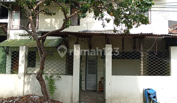 Rumah Di Kawasan Padat Penduduk Di Babakan Sari Bandung