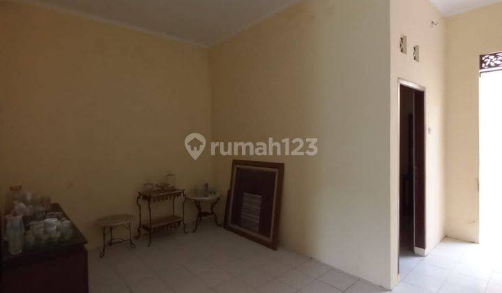 ruang makan rumah cening ampe depok