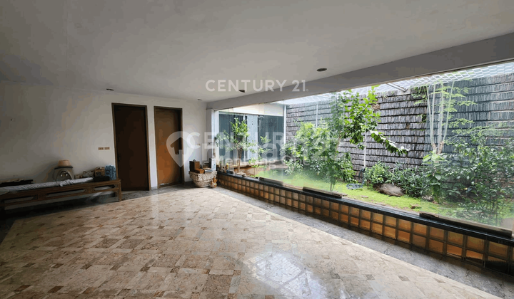 Rumah Luas dengan Area Tenang dan Strategis di Kebayoran Lama 2