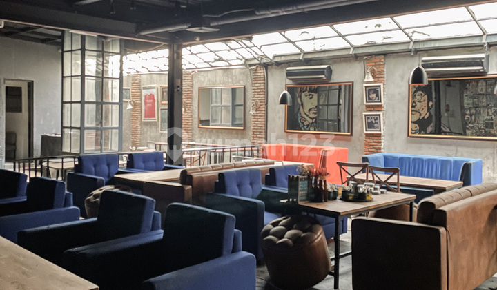 Suitable for Business! Strategically Located in the Core Commercial Area of Menteng. 2