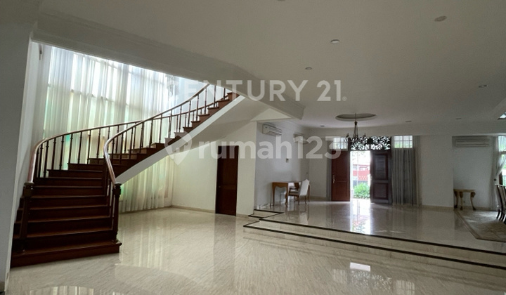 Rumah Mewah Semi Furnished di Menteng, Jakarta Pusat