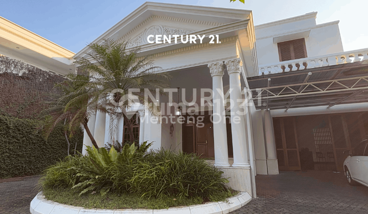 Rumah Mewah Semifurnished dengan Kolam Renang di Menteng