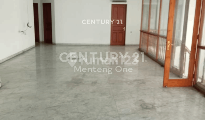 Rumah Mewah 2 Lantai dengan Halaman Luas di Kemang 2