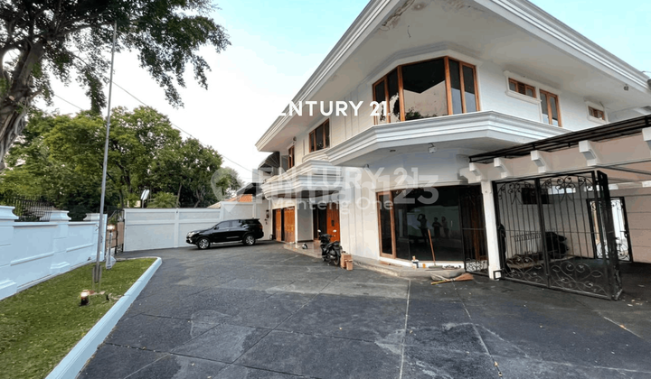 Rumah Mewah 2 Lantai dengan Halaman Luas di Kemang 1