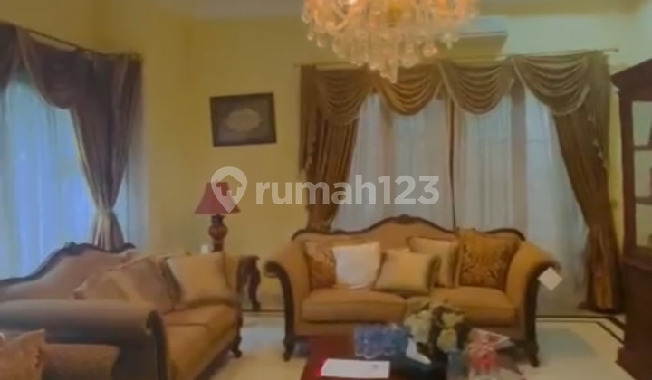 Rumah Terawat dengan Kolam Renang di Menteng Dijual Cepat