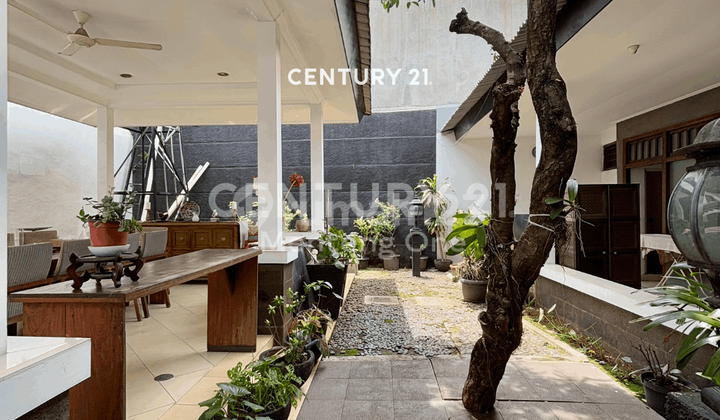 Rumah Asri dan Semi Furnished di Menteng 2