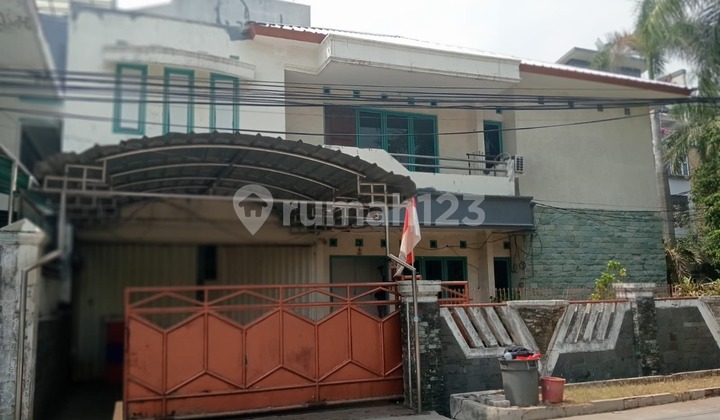 Rumah Lama Lokasi Premium di Muara Karang