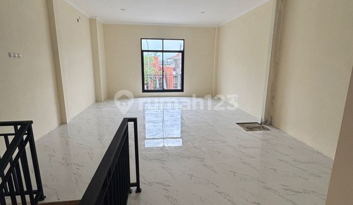 For Sale, New Ready-to-Use Shophouse in Pancoran Mas, Depok 2