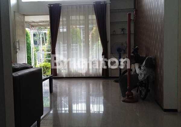 2-Story Hook House Feels Like a Villa in Rancamaya 2