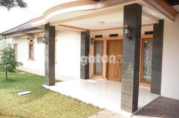 Rumah Cantik dengan Halaman Luas di Komplek Arco Sawangan 2