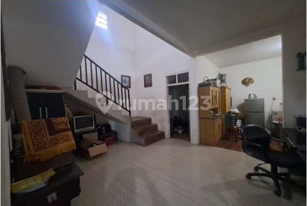 Minimalist 3-Story Auction House in Cinambo Bandung 2