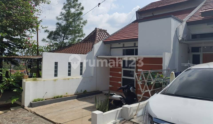 Minimalist 2-story auction house in Ujungberung 2