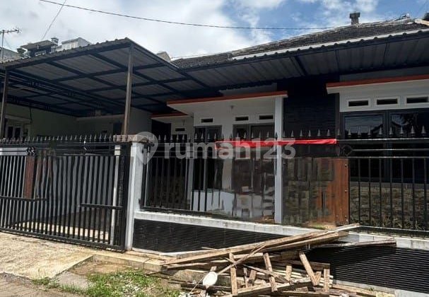 House in Blimbing Residential Area, Malang City, Strategic Access Near Araya.