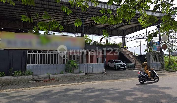 Ruang Usaha dan Gudang Poros Jalam Hos Cokoraminoto Wajak Malang