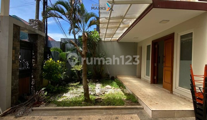 Modern House with Mountain View, Beautiful Rooftop in Borobudur Malang 2