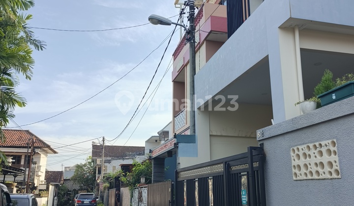 Rumah 3 Lantai Big Size + Semi Furnished di Denpasar Utara 2
