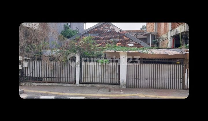 Jual rumah tua di Menteng (jalan raya) SHM 2
