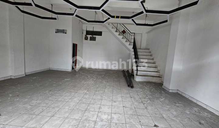 3-Story Shophouse in a Busy Location Near the City Central Market