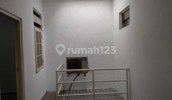 House, 1 1/2 Storeys 2