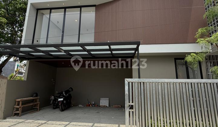 Rumah Kontemporer Kolam Renang Pribadi di Maguwoharjo Rumah Kontemporer Kolam Renang Pribadi di Maguwoharjo