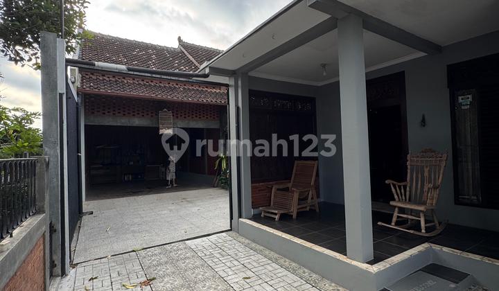Rumah Cantik Classic dengan Furnished di Maguwoharjo